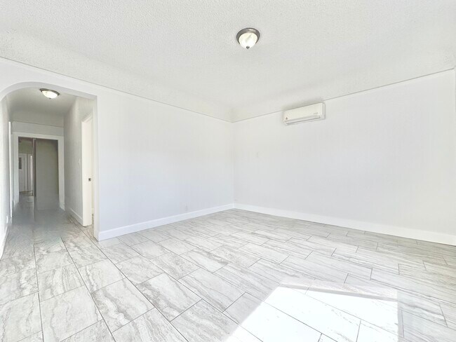 Building Photo - 709 W 48th St