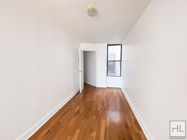 Foto del edificio - Classic Bushwick Floor-through 2-Bed 1-Bed / Maria Hernandez Park