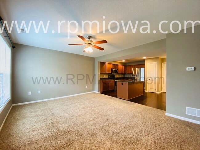 Foto del edificio - GREAT LOCATION!! 3 Bedroom, 2.5 Bath Townhome in West Des Moines