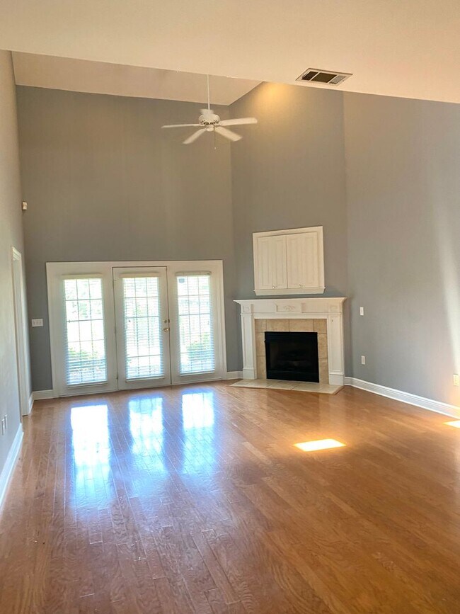 Building Photo - Large 3 bed/ 2.5 bath townhome for rent near the Reservoir!