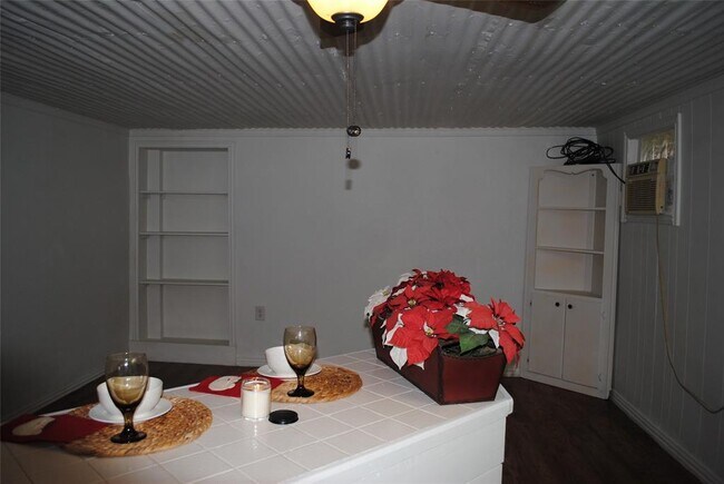 Building Photo - 113 Main St