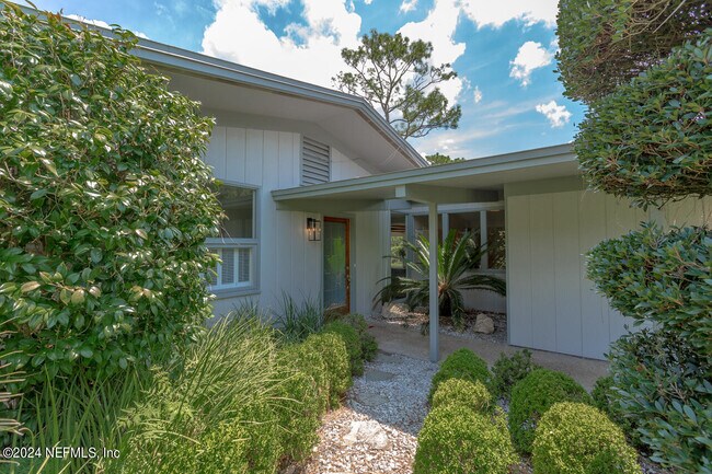 Building Photo - 7601 Hollyridge Cir