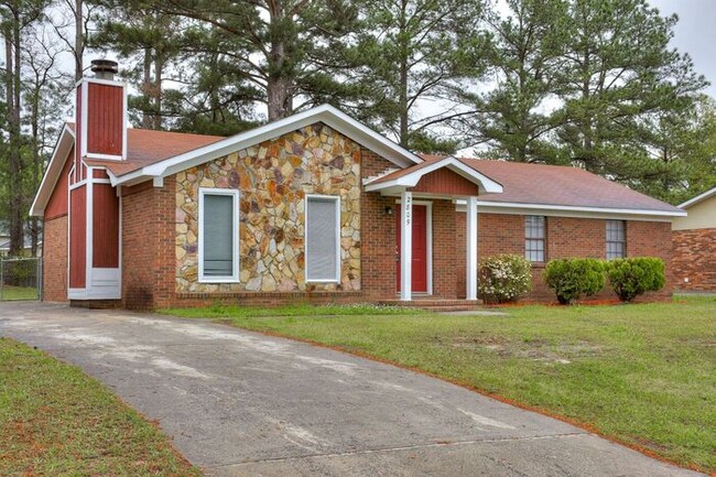 Building Photo - Snag this 4 Bedroom Quickly