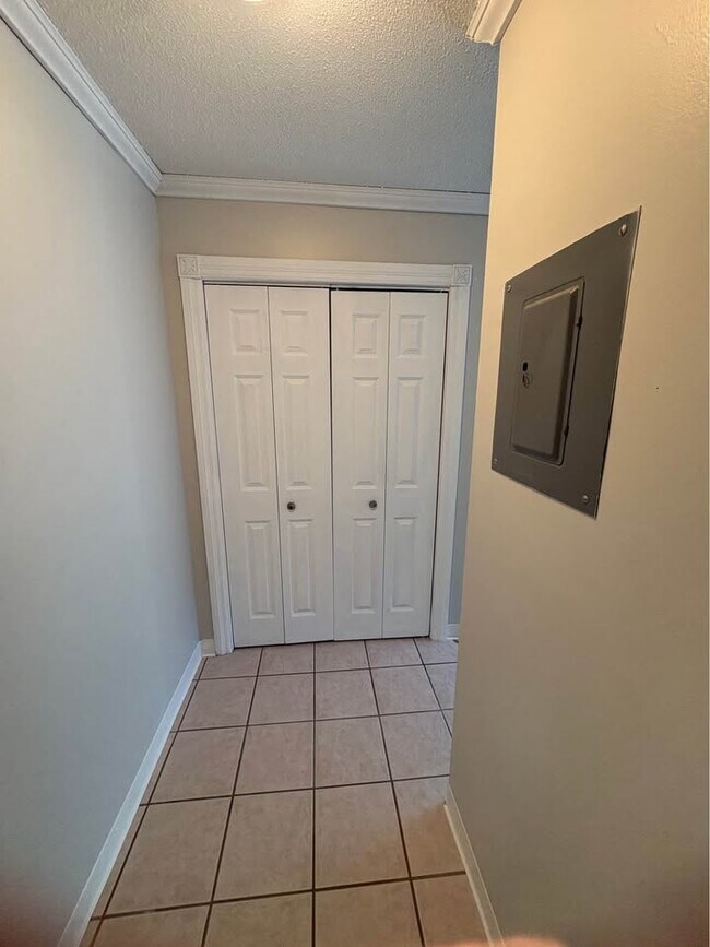 Armario de entrada - Huntington Hills Apartments & Townhomes