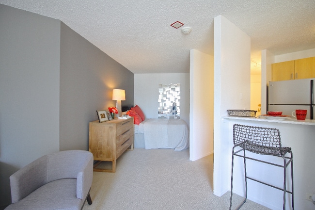 Photo - 743 N Dearborn St Apartment