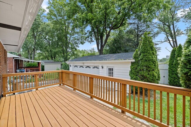 Foto del edificio - Rare Garage, Fully Fenced, and Steps to Me...