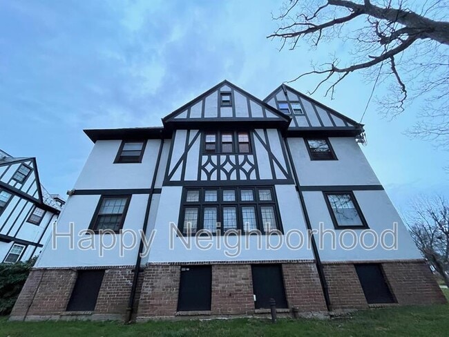 Building Photo - 130 Bradley Ave