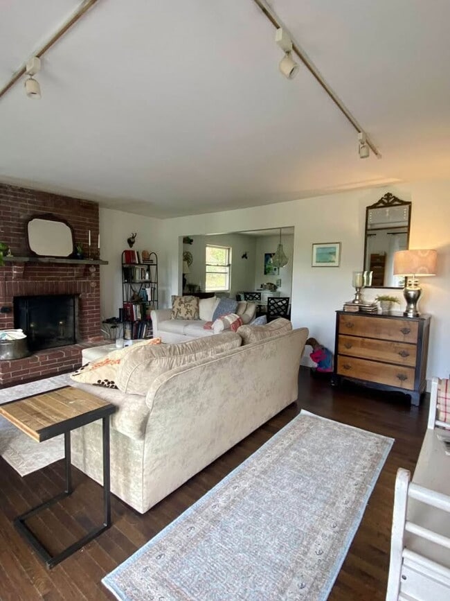 Building Photo - 4 Candlewood Knolls Rd