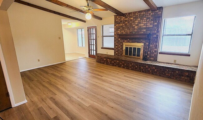 Foto del edificio - Beautifully updated 3/2/2 in the Meadows -Modern Updates & Flexible Living Space!