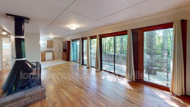 Building Photo - 120 Locust Ct