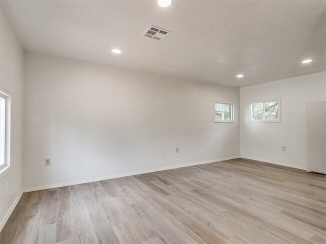 Building Photo - 6104 Jacks Ave