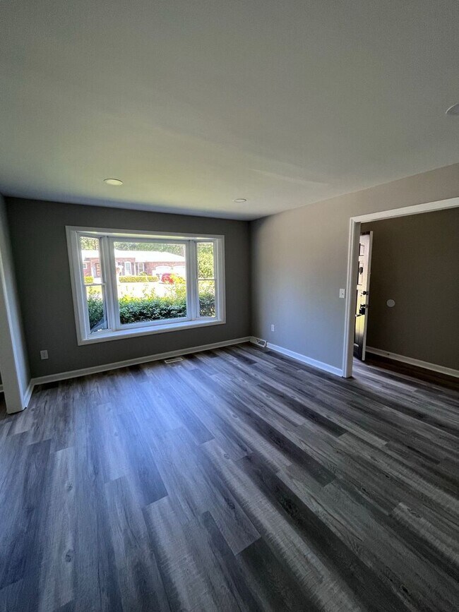 Foto del edificio - Available May 1st. Totally Remodeled 3 BR/2 BA