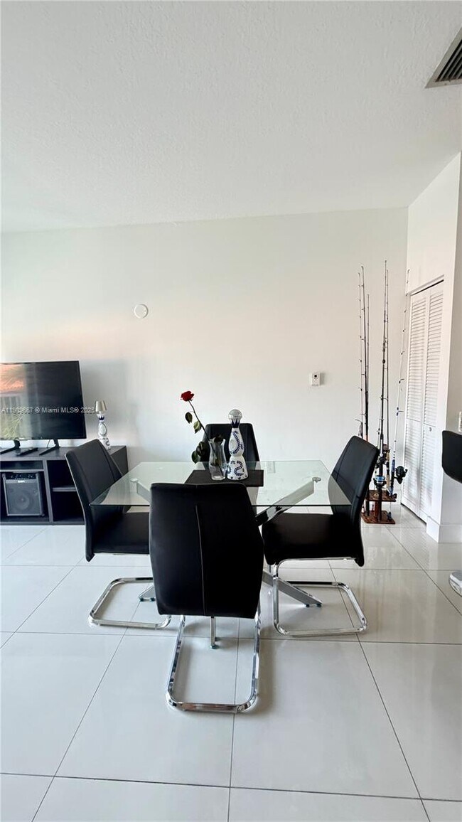 Foto del edificio - 695 SW 11th St