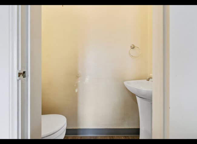 Powder room - 1209 N Redington St