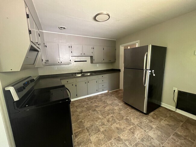 Building Photo - 5091 Lewis Rd 2bed/1bath Country living $1...