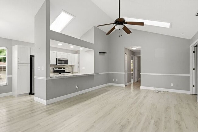 Foto del edificio - Single Family Home in Lake St George