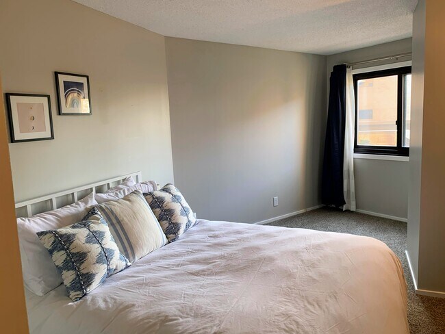 Dormitorio amplio y luminoso - 26 10th St W