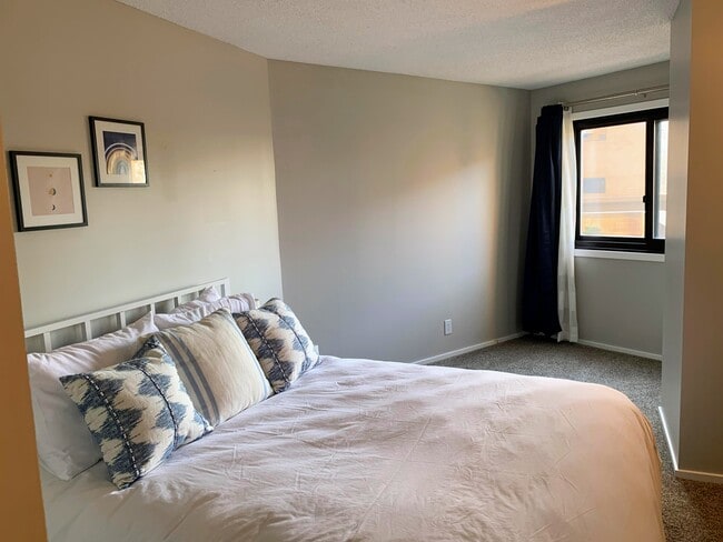 Large bright bedroom - 26 10th St W