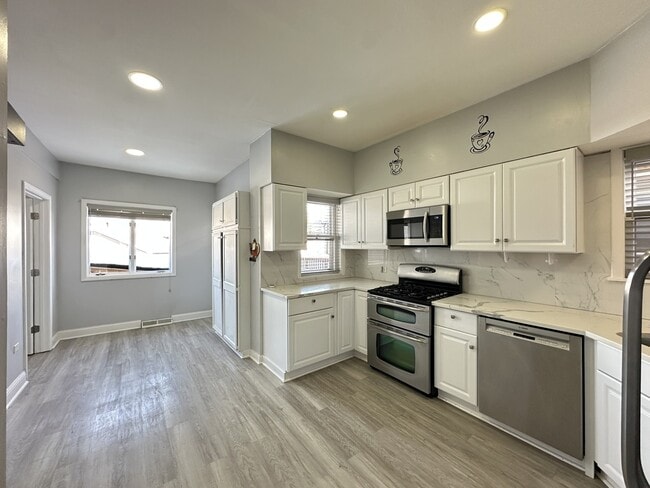 Building Photo - 3117 N Mango Ave