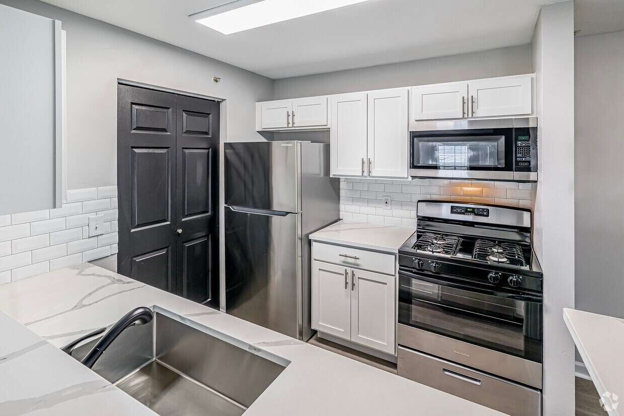 Waters Edge at Tuttle Hill Apartments in Ypsilanti, MI