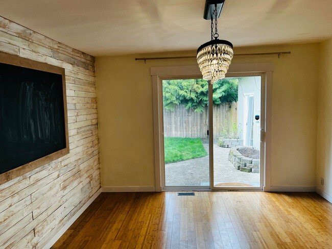 Building Photo - 4 Bedroom East Bremerton with Large Yard
