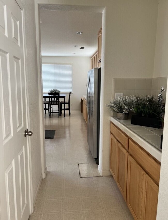 Building Photo - Luxury LAKEFRONT property!!!