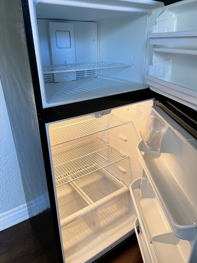 Refrigerator - 11341 S King Dr