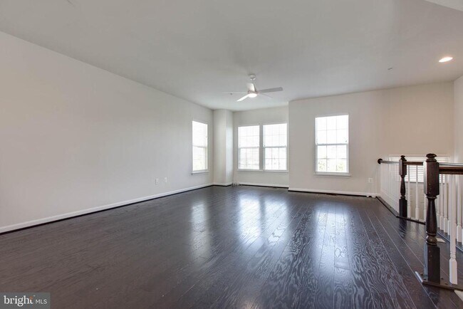 Building Photo - 7921 Breezy Knoll Ln