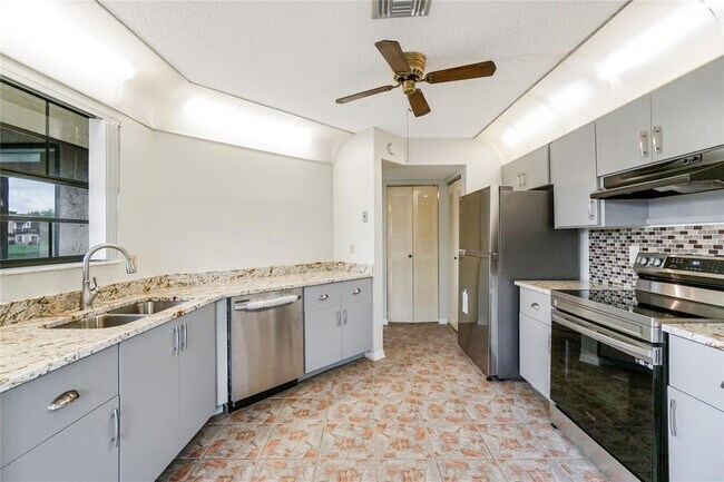 Foto del edificio - 8807 W Sunrise Blvd