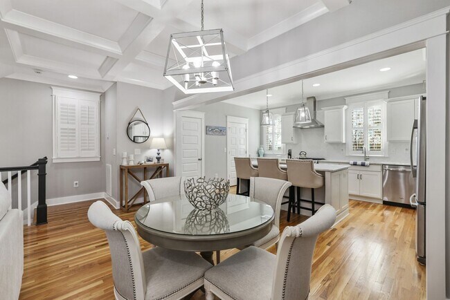 Foto del edificio - Beautiful 4BR/3.5BA Single Family Detached Home Steps From Vanderbilt University and Centennial Park