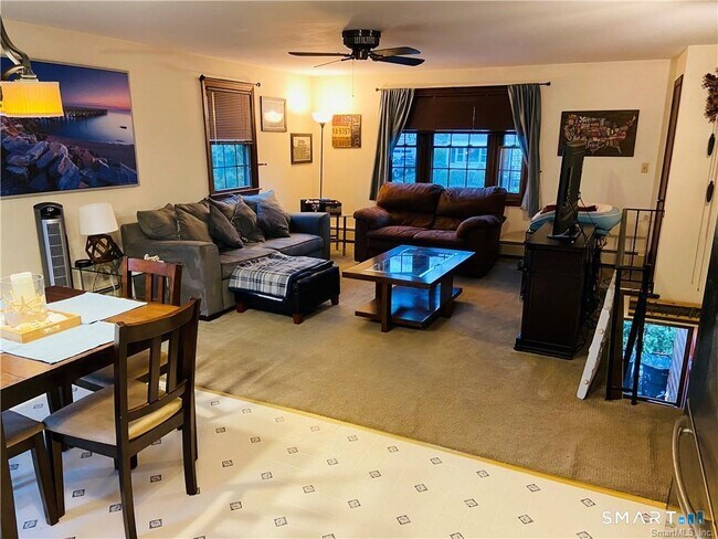 Foto del edificio - 123 Woods End Rd