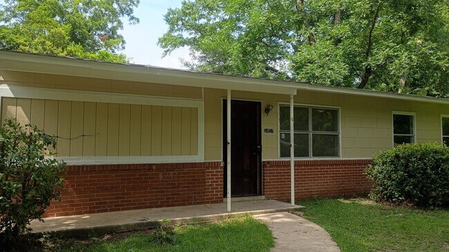 Foto del edificio - 2457 Brevard Dr
