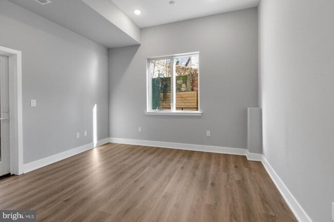 Building Photo - 2119 N Front St