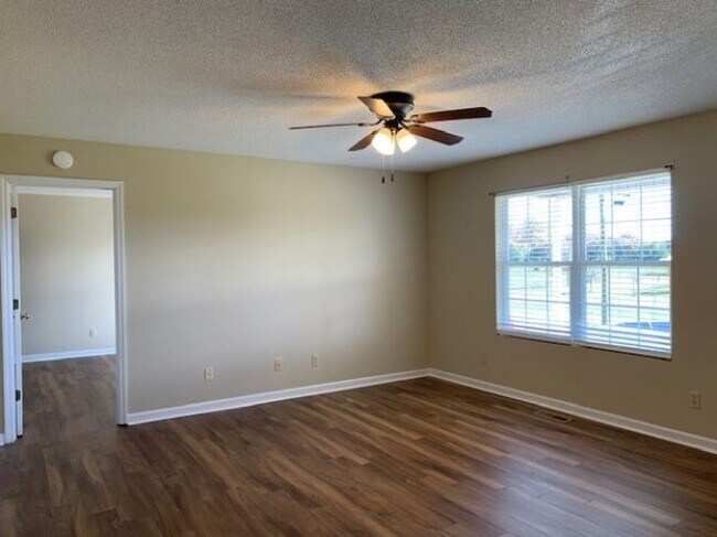Building Photo - 179 Hunt Hollow Dr