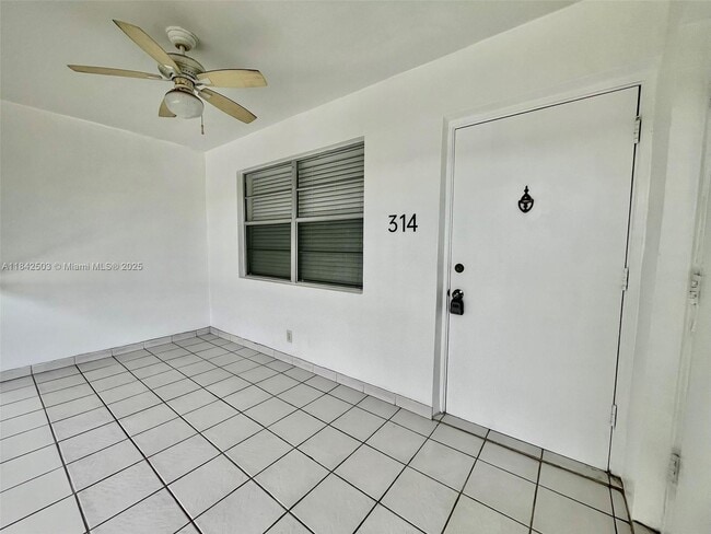 Building Photo - 581 Blue Heron Dr