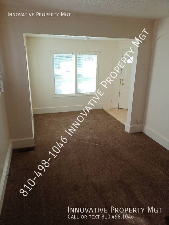 Building Photo - Near Downtown Holly Apartment!