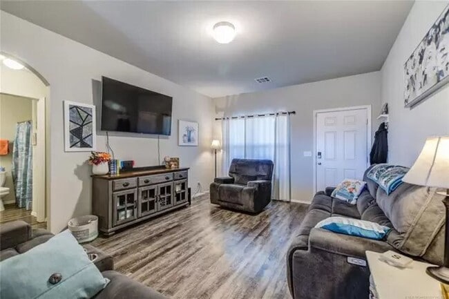 Building Photo - 3 Bed | 2 Bath | Broken Arrow