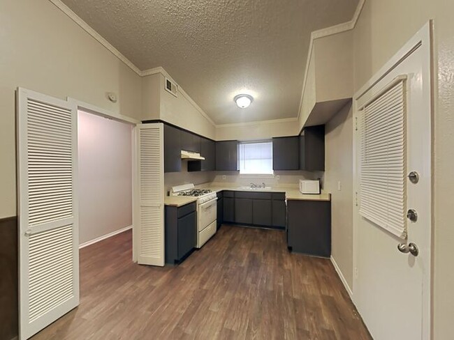 Foto del edificio - 1ST MONTH FREE WITH 18 MONTH LEASE