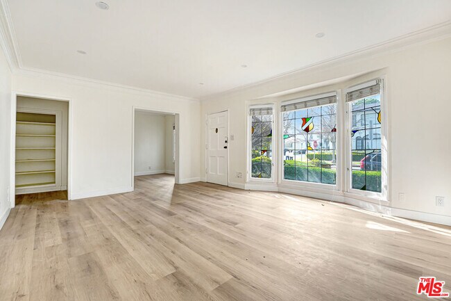 Foto del edificio - 168 S Elm Dr