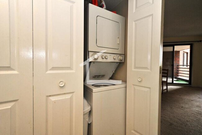 Foto del edificio - Awesome two bed two bathroom apartment in ...
