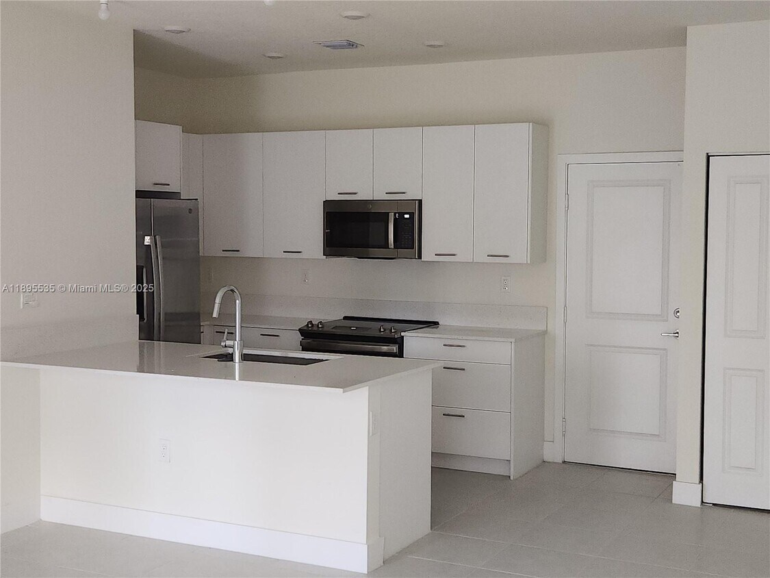 Foto principal - 8040 NW 42nd St