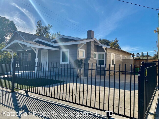 Foto del edificio - 3 br, 2 bath House - 439 N. Sierra Nevada