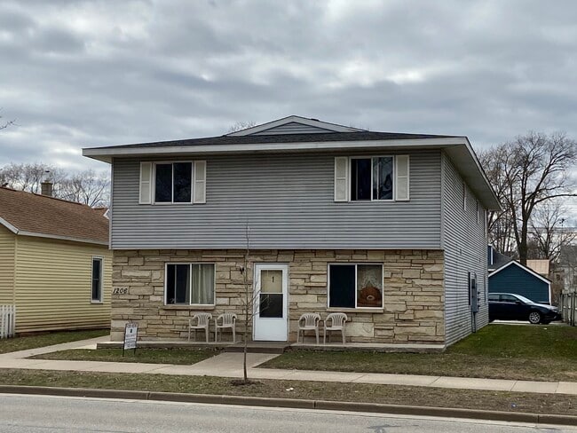 Building Photo - 1206 West Ave S