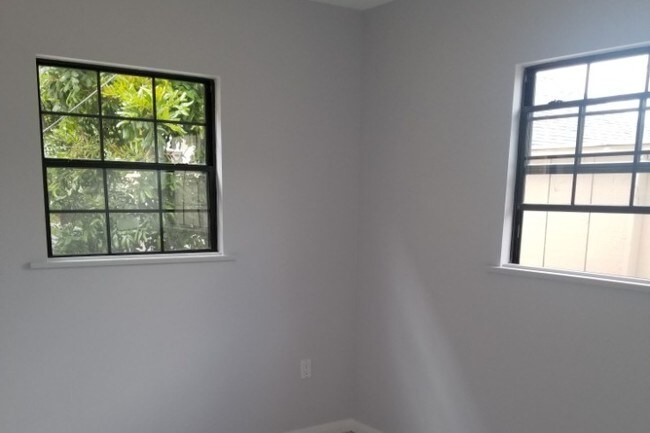 Building Photo - 537 W Milford St