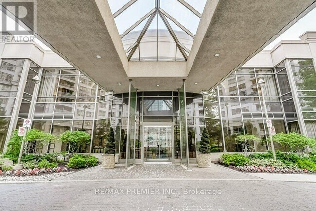 Photo du bâtiment - 3888-3888 Duke of York Blvd
