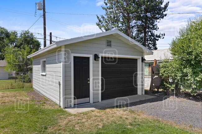 Foto del edificio - 5915 N Maple St