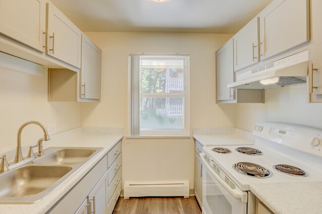 2BD 2BA - 990 SF - Edelweiss Apartments
