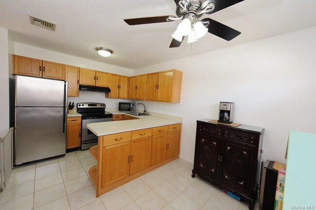 Foto del edificio - 6 Hopkins Ln