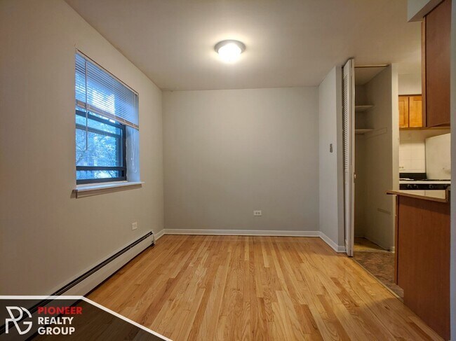 Building Photo - 510 W Briar Pl