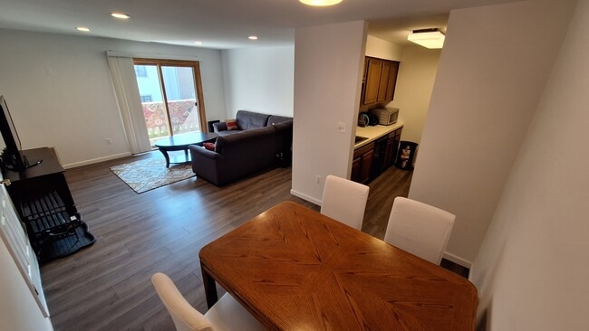 Building Photo - 1015 Ravens Crest Dr